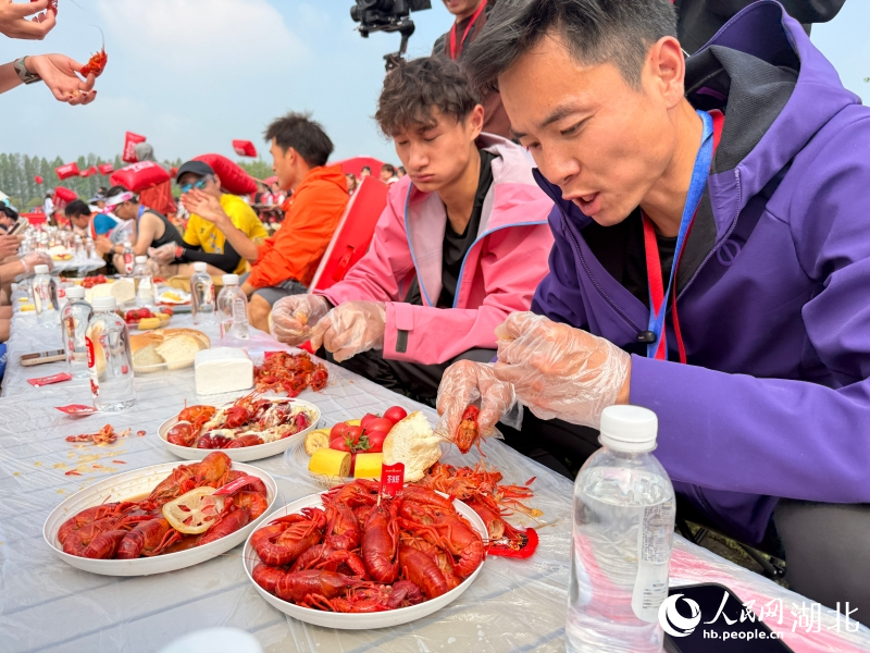 龙虾盛宴吸引跑者驻足
