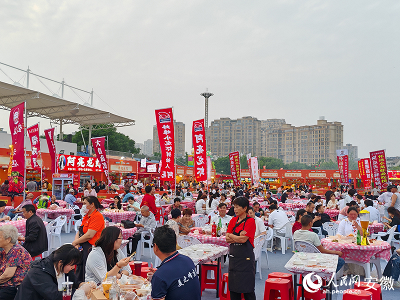 怀远县第三届龙虾啤酒美食嘉年华现场