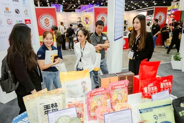 菲律宾观众积极了解中国特色食品展品