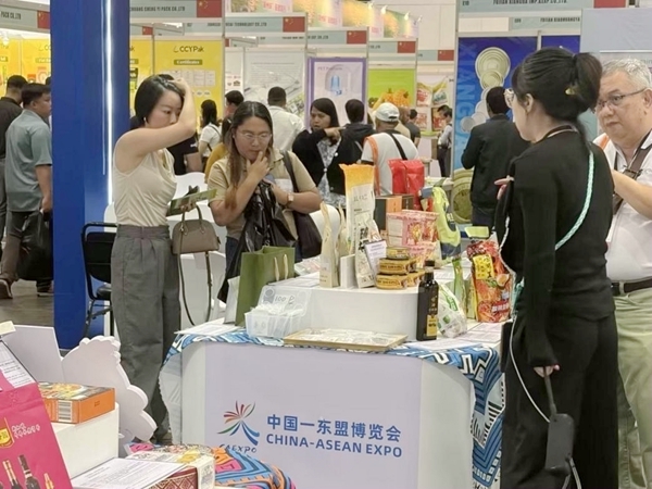 菲律宾观众积极了解中国特色食品展品