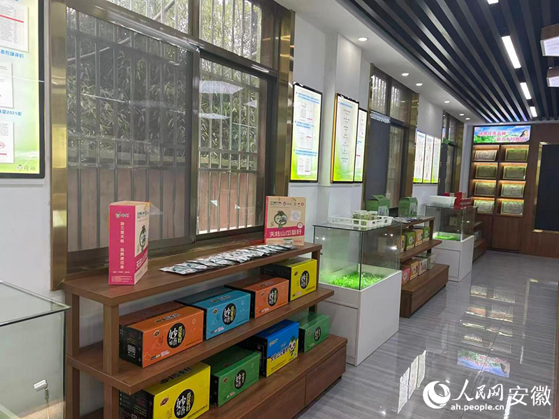 安徽有余跨越食品开发股份有限公司产品展示区。