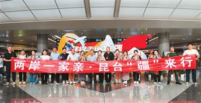 参访团合影