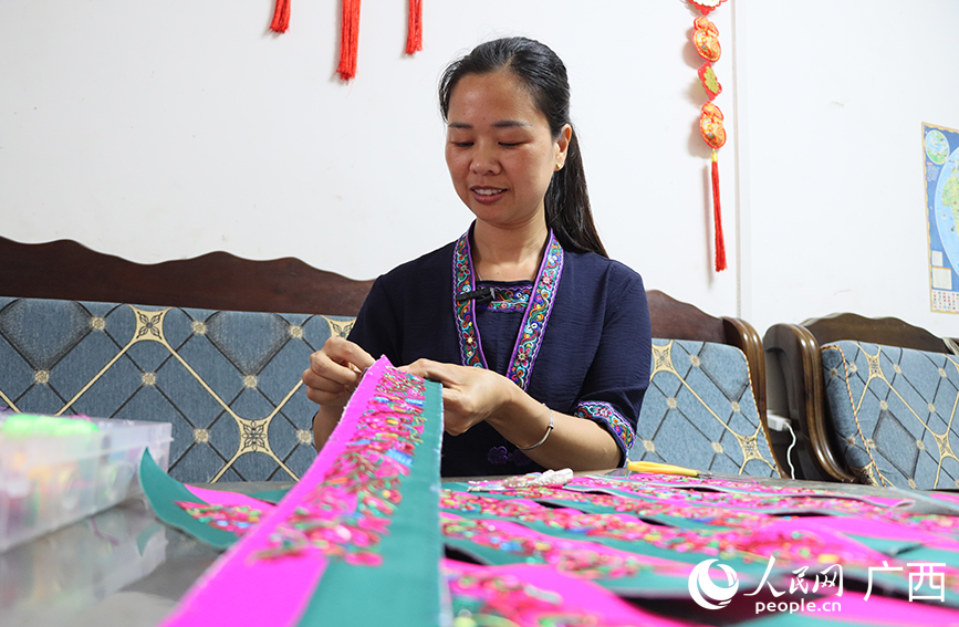 绣娘杨华英在家制作侗绣
