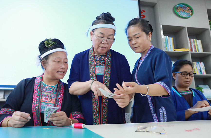 韦清花指导绣娘优化工艺