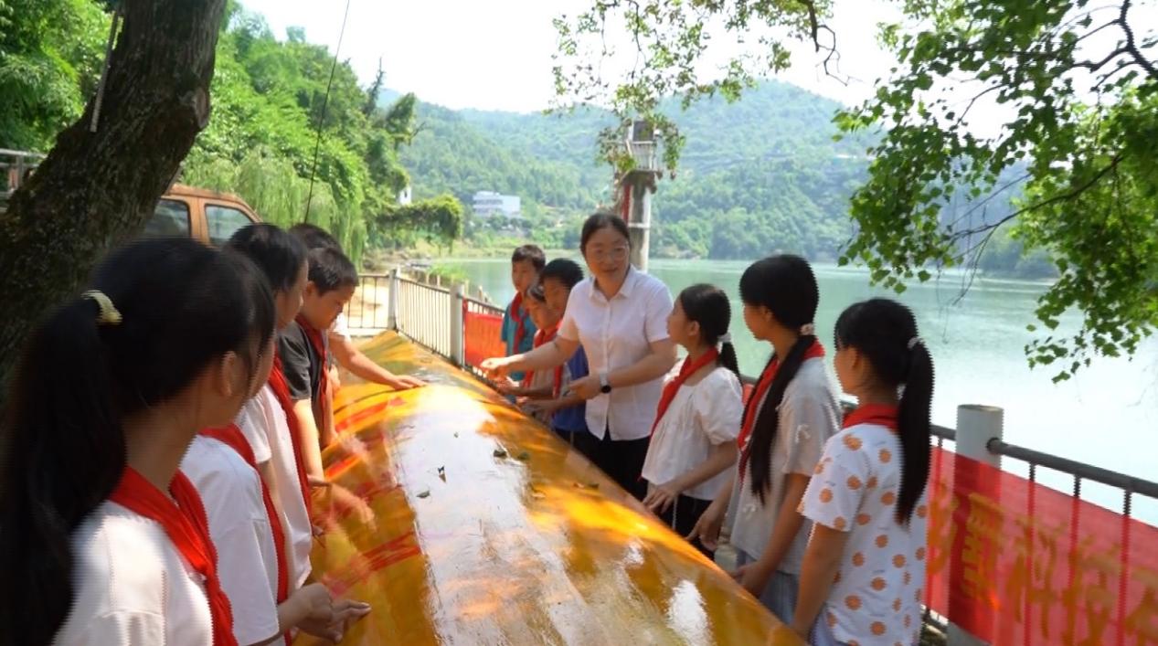 湖南东安：湘江边赏龙舟 传民俗绘童年