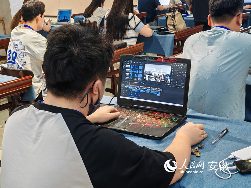 参赛选手正在应用AIGC技术进行创作