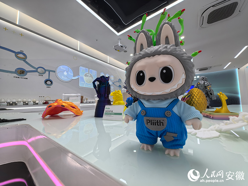 以聚乳酸为原材料的3D打印卡通形象。苗子健摄