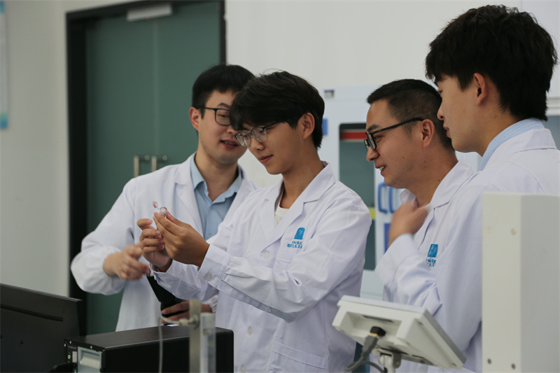 学生在双重指导模式下开展研究。江汉大学供图