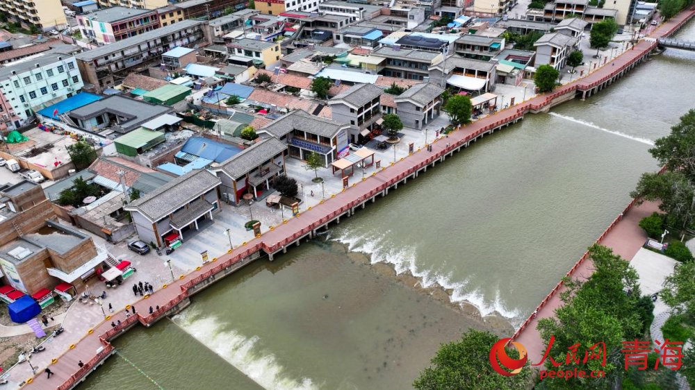 隆务老街水清、岸绿、河畅、景美。