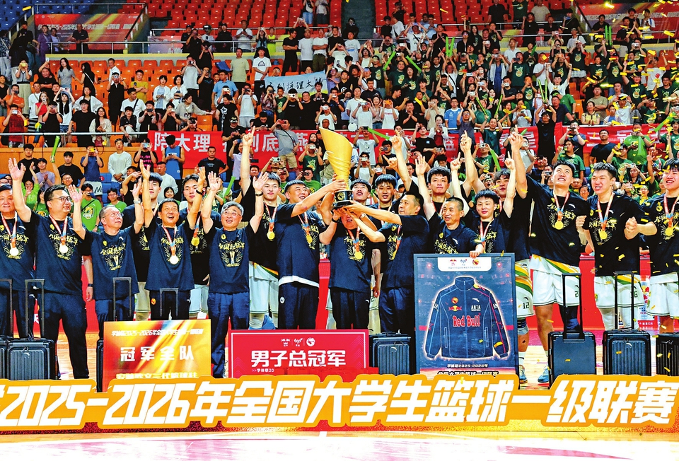 图为7月12日,太原理工大学队在颁奖仪式上庆祝
