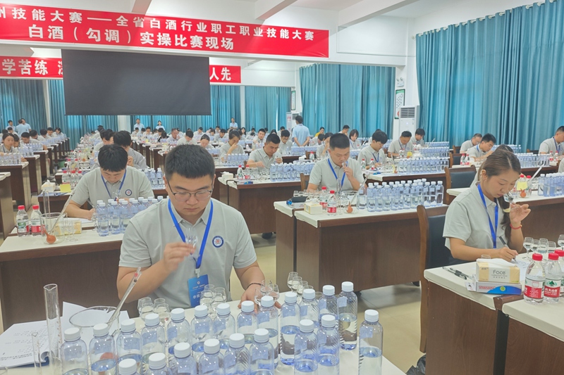 白酒勾调项目比赛现场。高敏摄