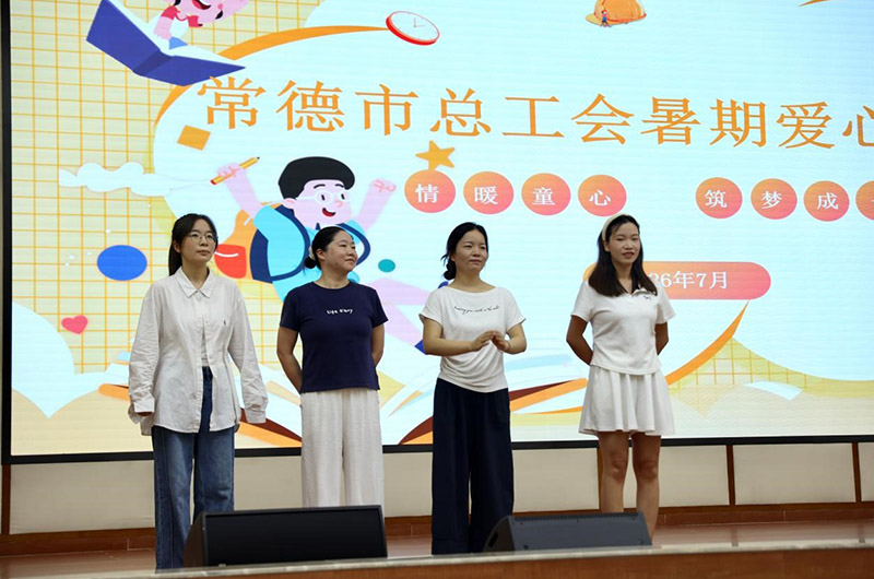 老师亮相。李根摄