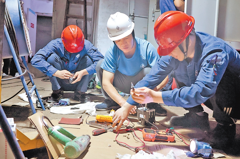7月16日，上汽通用五菱到贵港市汉邦木业有限公司检修水浸机电设备。杨小露摄