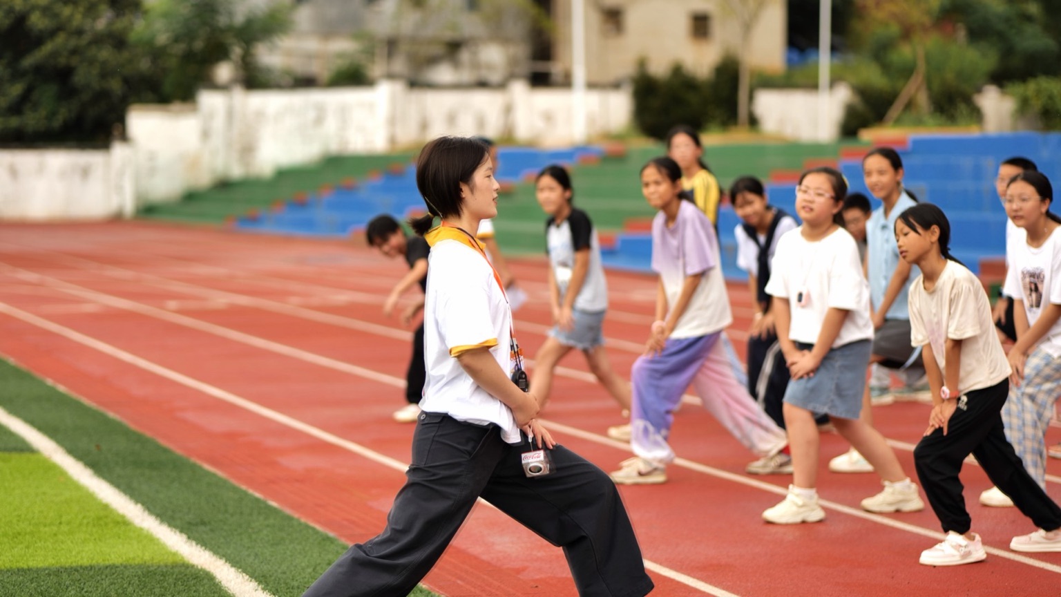 在麦市镇中心小学，志愿者带领学生做游戏。