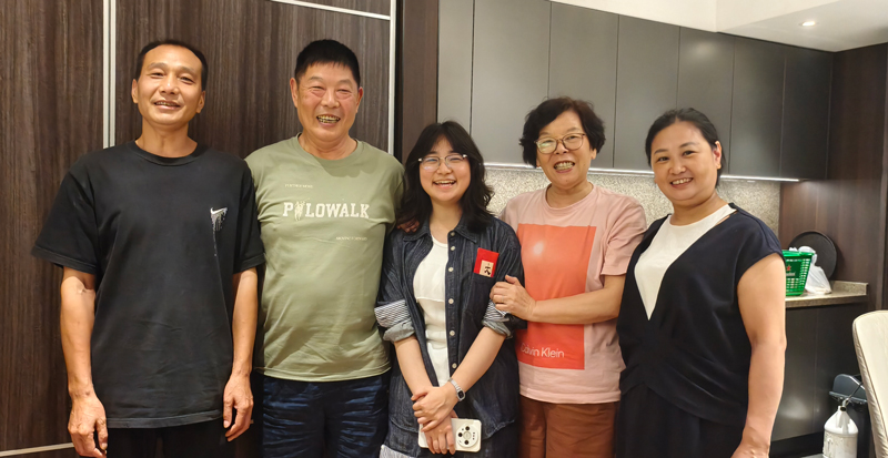 余献国(左二)夫妇和郑妍一家合影。图片由相关人员提供