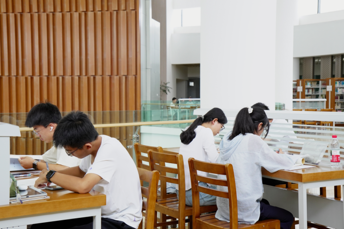 学生伏案学习。陈雯杰摄