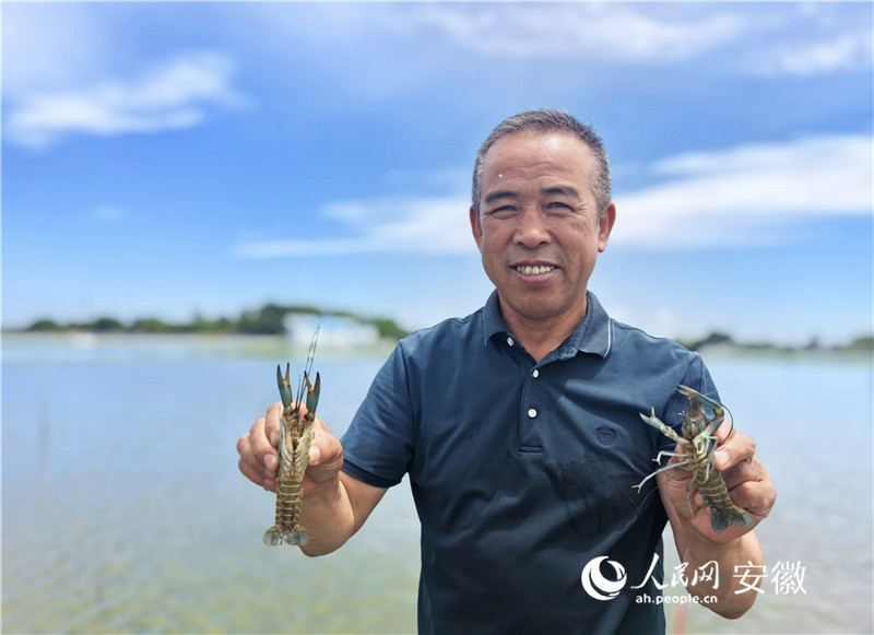 老葛和他精心饲养的‘小青龙’。