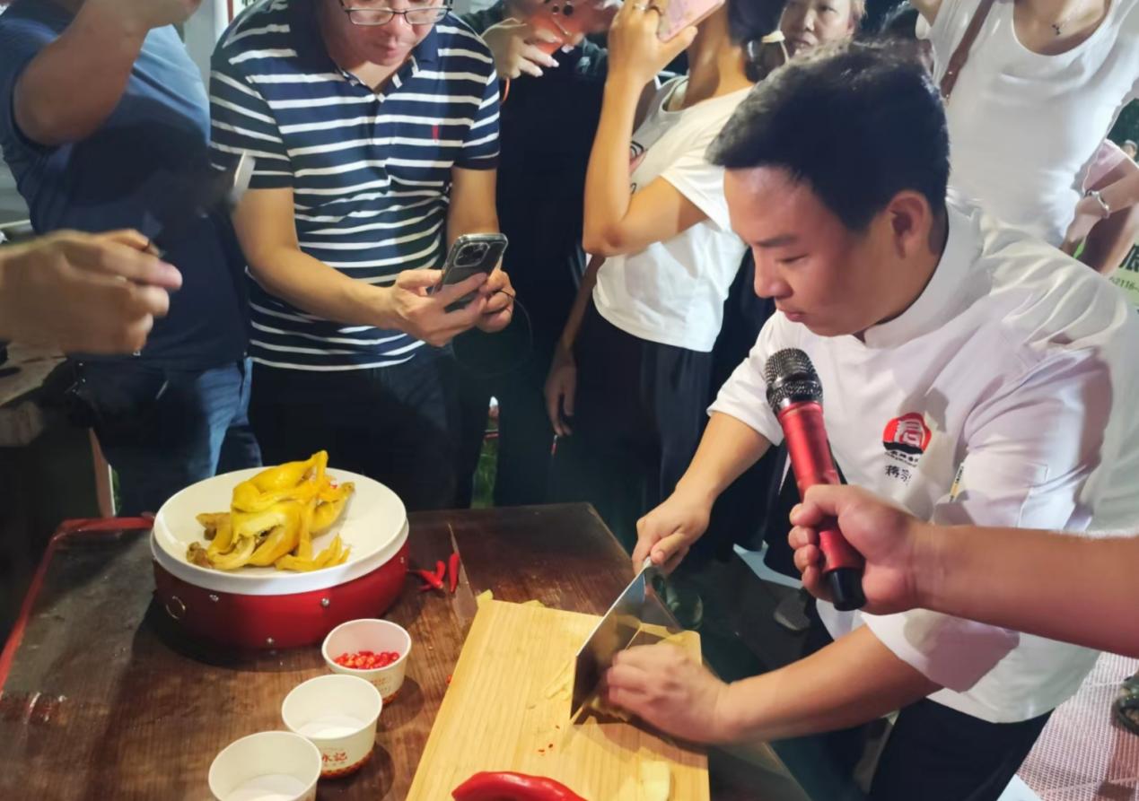 东安鸡现场教学。蒋文芳摄