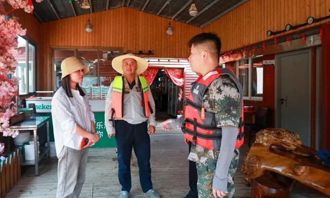 工作人员正在海上渔家乐区域排查安全隐患
