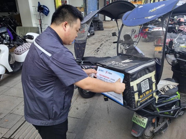 在外卖箱张贴安全用气提醒。重庆燃气集团供图