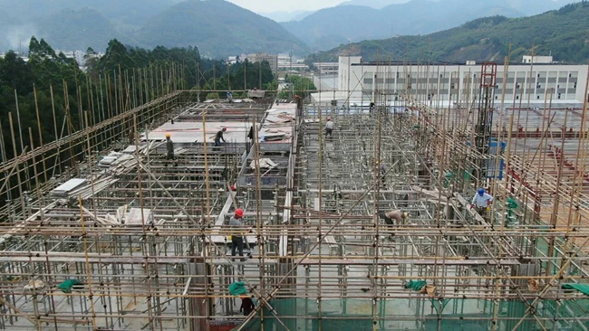 项目建设现场，工人们抓紧施工