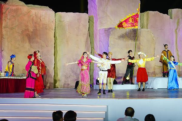 文艺节目精彩上演。